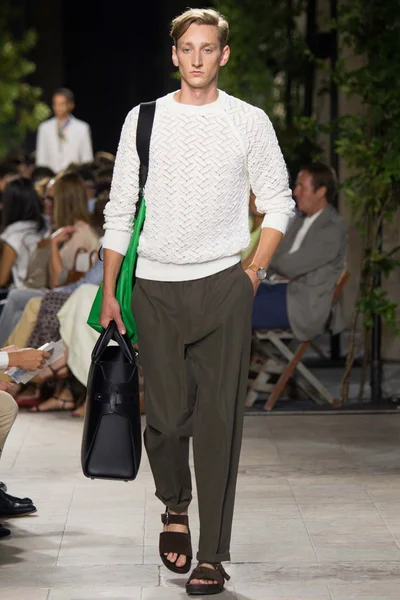 Look 32